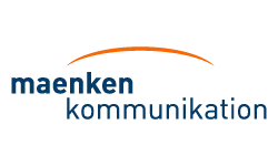 Das Favicon von Maenken Kommunikation. Maenken Kommunikation in blauer Schrift und ein oranger Bogen darüber. Das Logo ist auf transparentem Hintergrund.